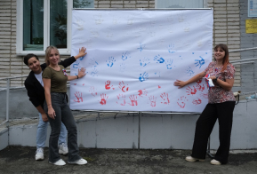 Молодёжный совет совместно с отрядом «ЯВолонтерЭльбана» провели акцию, посвященную Дню Флага Российской Федерации. 