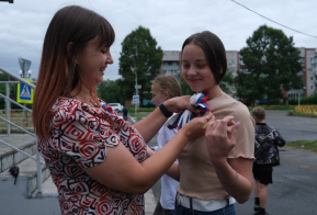 Молодёжный совет совместно с отрядом «ЯВолонтерЭльбана» провели акцию, посвященную Дню Флага Российской Федерации. 