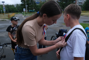 Молодёжный совет совместно с отрядом «ЯВолонтерЭльбана» провели акцию, посвященную Дню Флага Российской Федерации. 