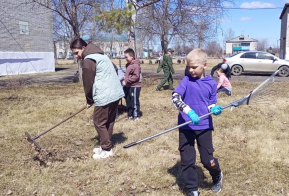Члены молодежного совета при главе Эльбанского городского поселения  приняли участие в краевом субботнике 👍